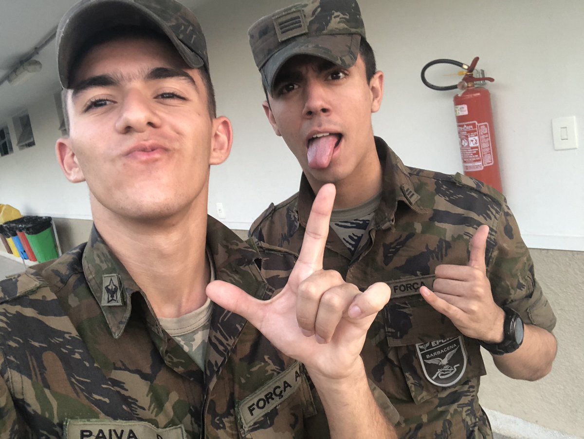 iago_frajolao's tweet photo. Serviçada com meu amigo Pedro #focanalinguinha https://t.co/WZa27f6ZHn
