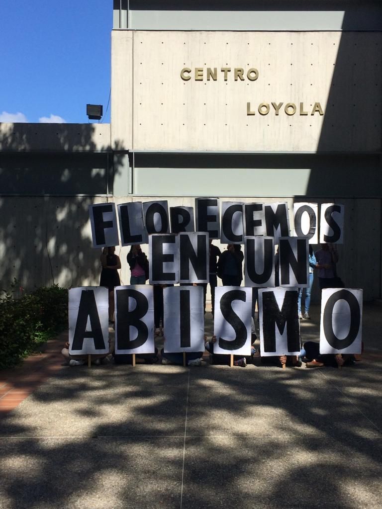 Dale_Letra's tweet photo. El Movimiento Ciudadano @Dale_Letra felicita al Maestro Rafael Cadenas por recibir la Orden Universidad Católica Andrés Bello. Hoy #29Nov tuvimos el honor de acompañar al poeta en el acto realizado en el Aula Magna de la #UCAB #FLOC2018. https://t.co/7oAYqdJk6i