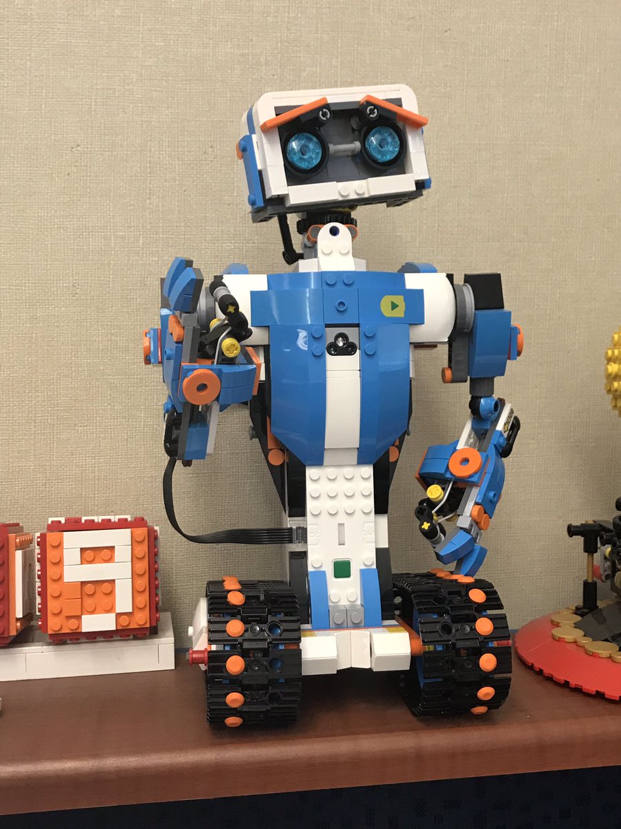 shynding's tweet photo. @SMMUSD blended learning at WRLC is awesome! Love the @learnfreckle @legoboost @Seesaw and flexible seating! So cool to see @dsdPD jump in and teach a @GoogleForEdu sheets lesson🤗 #smmblend @bebaroman @ari_gleicher https://t.co/1giNDy1IY4