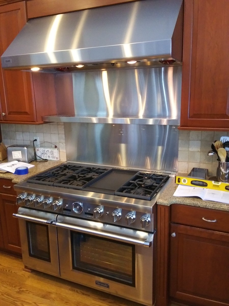 FrigoDesign's tweet photo. Love love love this custom Stainless Steel backsplash and shelf we did! The shelf has holes in it to allow the steam from cooking to reach the hood vent. Call us today to get started on a custom project! 1-800-836-8746 https://t.co/ocoQm1OShs