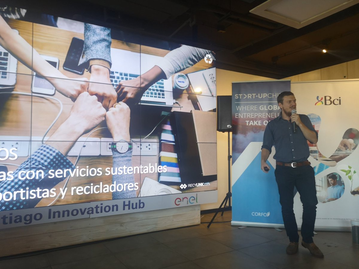 YessyArlyn's tweet image. Ya dimos inicio a la competencia de Pitch del #TechEvening de Sustentabilidad, @Sustentabla y @RECYLINK en el stage!