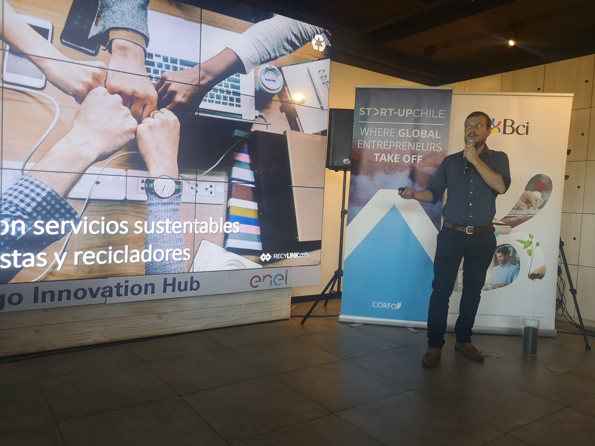 YessyArlyn's tweet image. Ya dimos inicio a la competencia de Pitch del #TechEvening de Sustentabilidad, @Sustentabla y @RECYLINK en el stage!