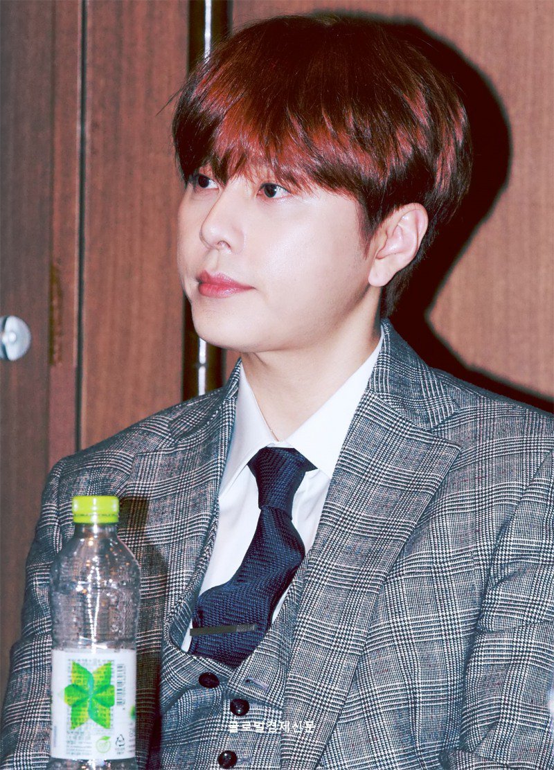 HighlightArg's tweet photo. 29.11.18 Fotos de prensa de #JunHyung en la conferecia de prensa de "Coffee Ya Please" 

#YONGJUNHYUNG https://t.co/hM6JSAcvnP