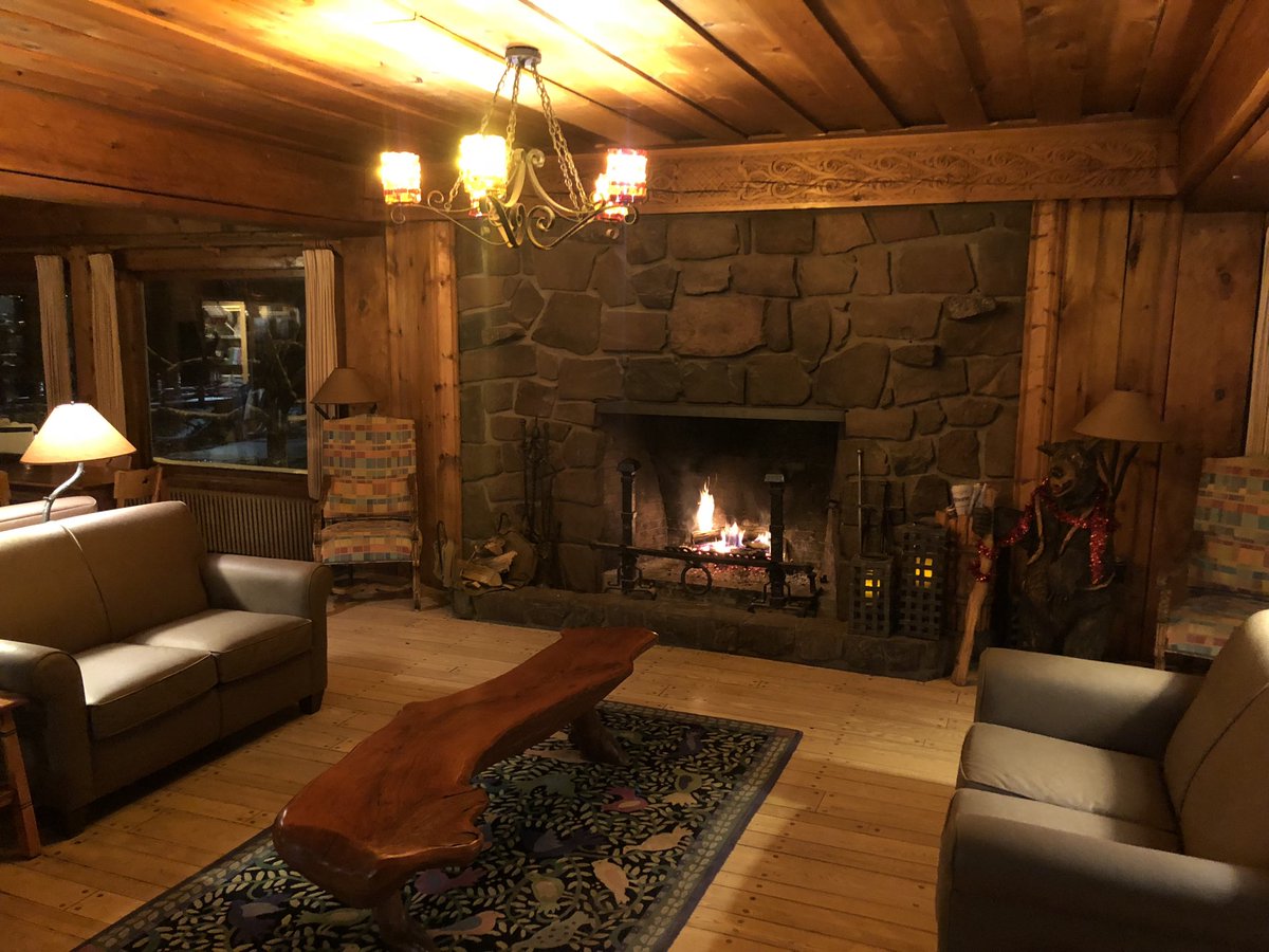 puttsandmutts's tweet image. Well we made it safely to Lutsen Lodge! Ran into a small blizzard on the way, total white out, nbd 😬😵 😂 #Lutsen #NorthShore #LutsenLodge #ExploreMinnesota