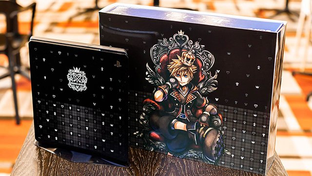 プレイステーション公式 ソニーストア刻印モデル Ps4 Kingdom Hearts Iii Edition が1月25日より発売となります オリジナルデザインが刻印されたトップカバーに加え オリジナルテーマ パッケージがセットになった数量限定商品です ご購入予定の方は