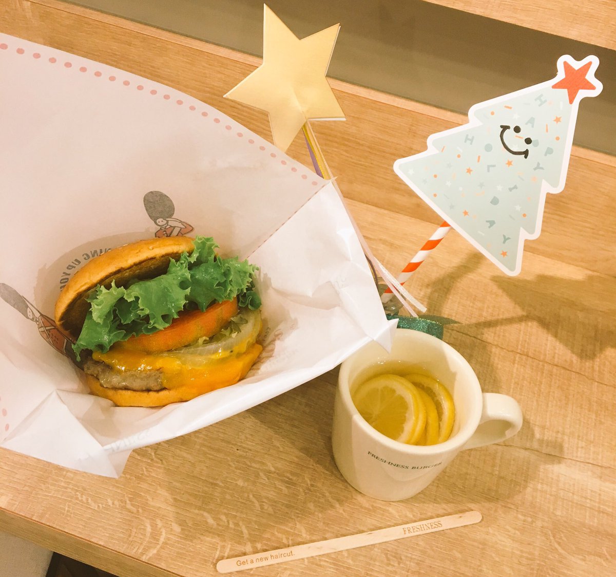 フレッシュネスバーガー 吉祥寺東町店 Pa Twitter 今日のランチはお野菜タップリなクラシックチーズバーガー にホットレモネード 店内には小瓶にささったフォトアイテムが多数おいてあるので是非使ってくださいね フォーチュンマドラーには秘密のメッセージが書