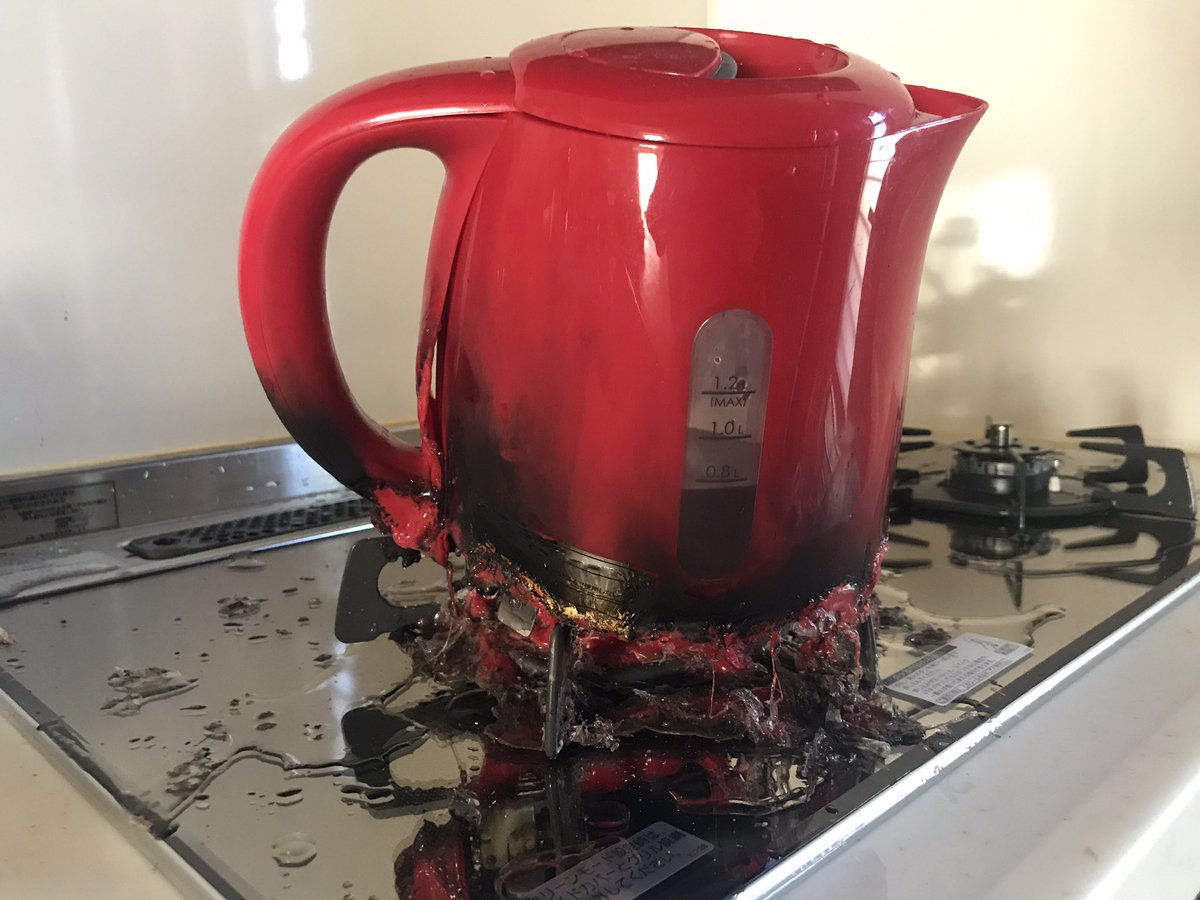 寝起きに湯沸かし器を火にかけてしまう致命的ミスを犯し大惨事に 溶ケトル 焼ケトル Togetter 寝起きに湯沸かし器を火にかけてしまう致命的ミスを犯し大惨事に 溶ケトル 焼ケトル Togetter