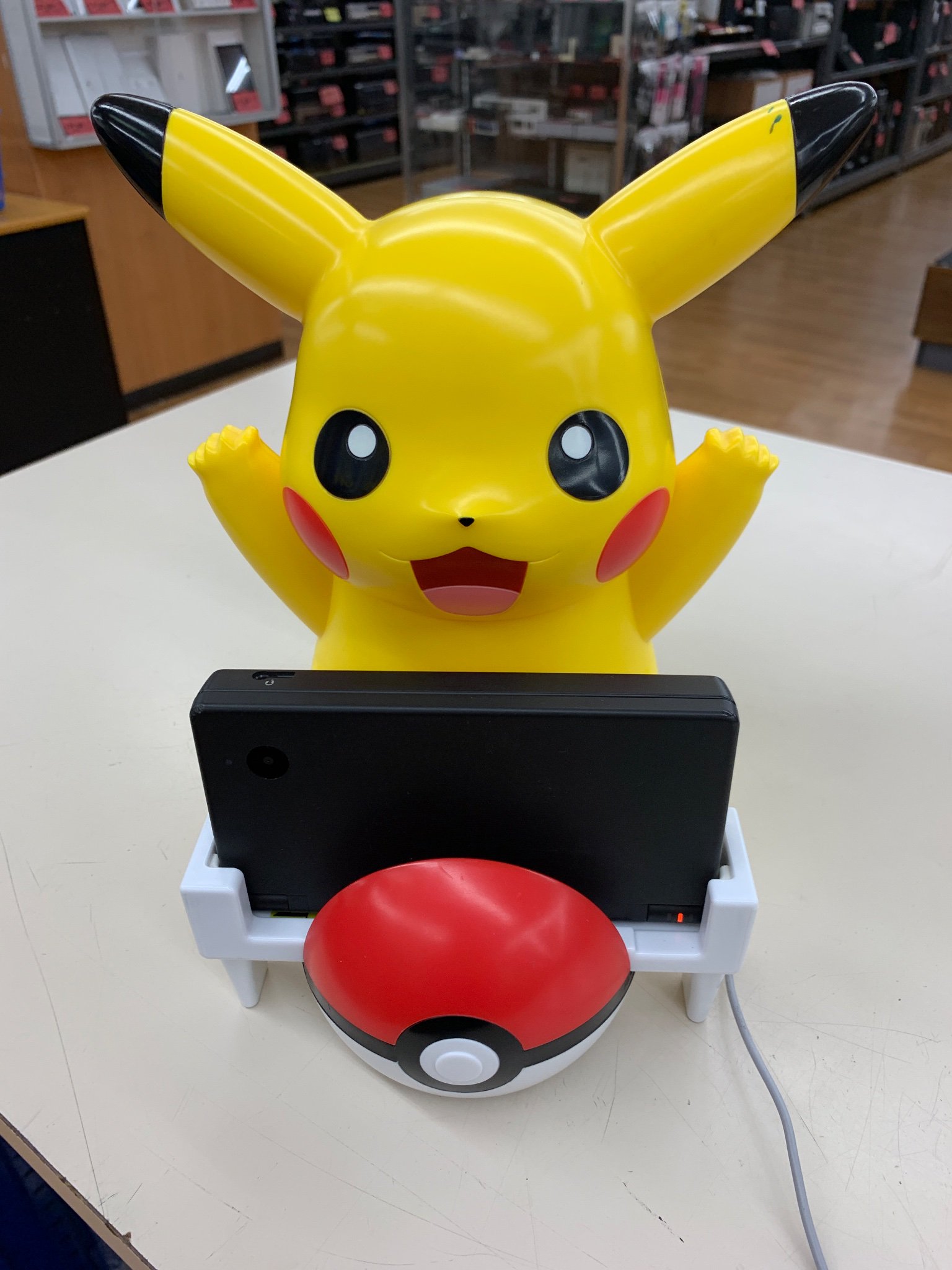 ピカチュウチャージスタンドDSi 未使用品 箱イタミ