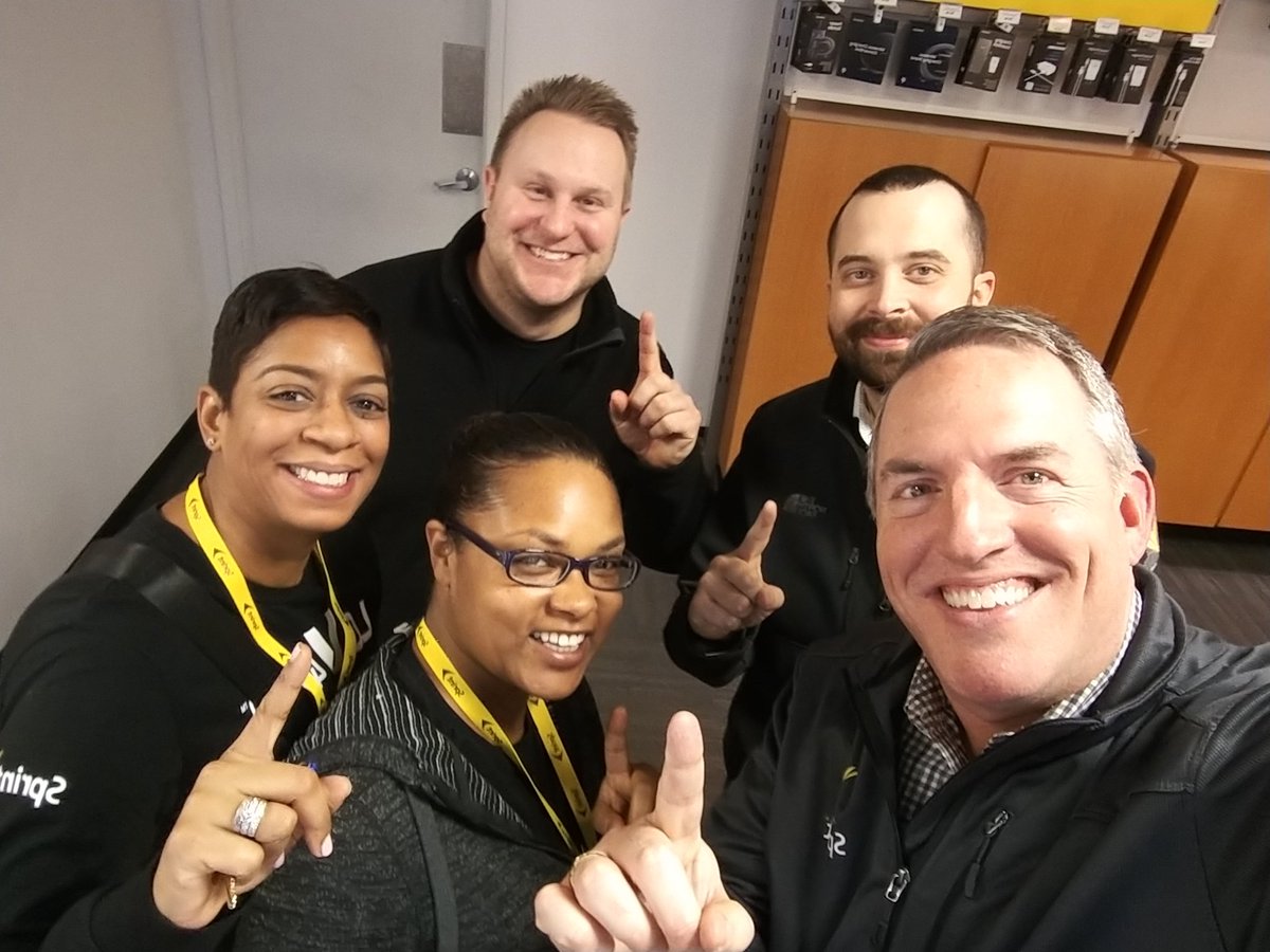 jimmills22's tweet photo. The Lombard Legends and their New leader Que, an Amazing store and team! https://t.co/AwIijYuFvU