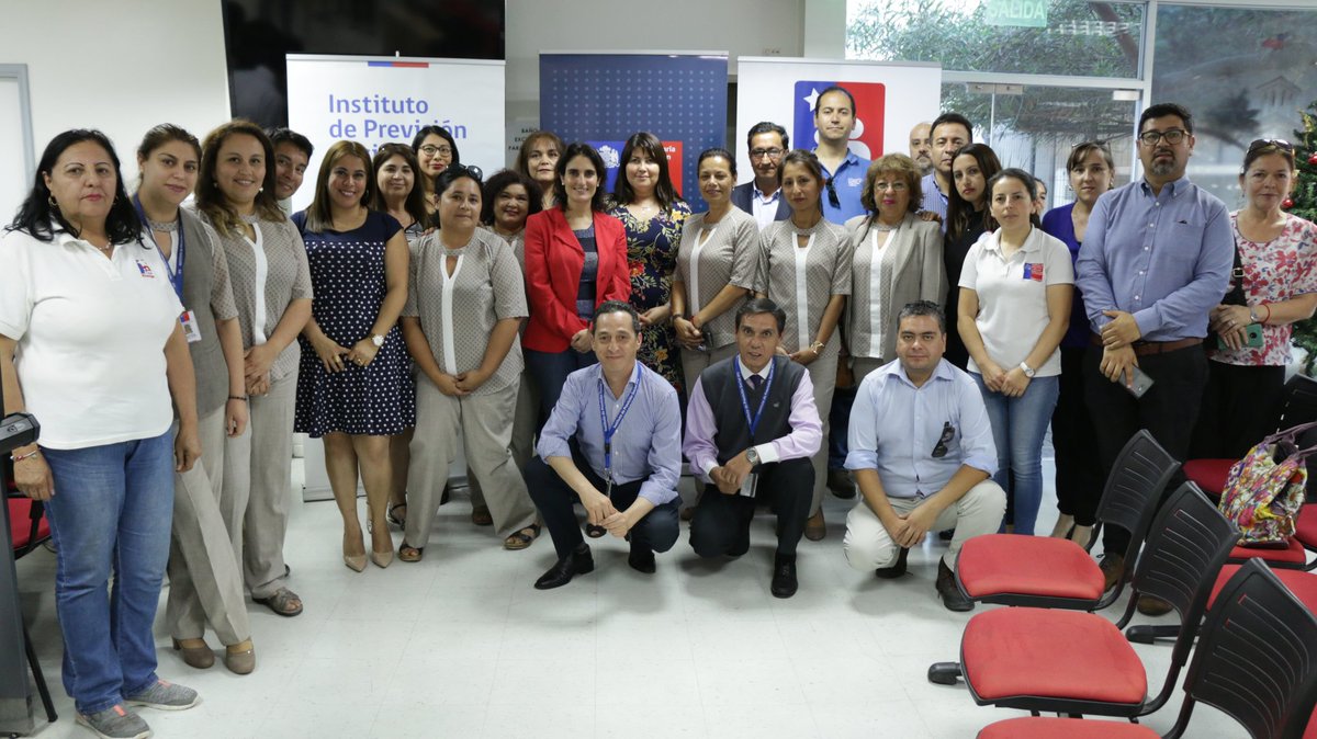 previsionsocial's tweet photo. #SubsecretaríaEnTerreno en #Iquique Subsecretaria @mjose_zaldivar
junto a Seremi @SeremiTrab_1R, Directores Regionales y funcionarios/as de @IPSTarapaca @ISLTarapaca @Superpensiones comparten y dialogan sobre temas previsionales y de atención ciudadana.  #ChileLoHacemosTodos ☺ https://t.co/BBMhffxqSR