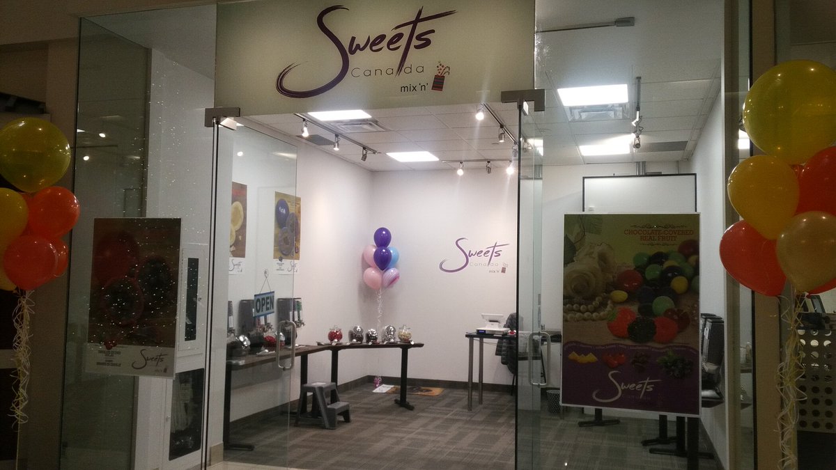 Qfoodscanada's tweet photo. Hey @SweetsCanadaCA  you are looking smarter everyday.
@AtriumOnBay  @torontolife #ryersonU  @RyersonU  enjoy the best chocolate nn https://t.co/qgFm0DMdj7