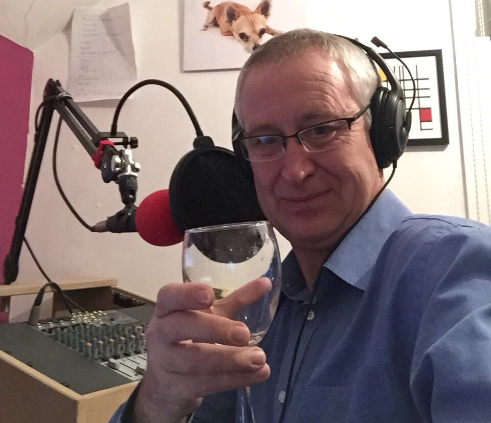 ChrisSpitfire1's tweet photo. Live in just over 30mins (11pm UK) Chris and Zandra bring you chat and music! 😀😀😀

#PilotShow

#Indie #60s #70s #80s

https://t.co/i9jO7zj1kj https://t.co/VI9hsAuLrH