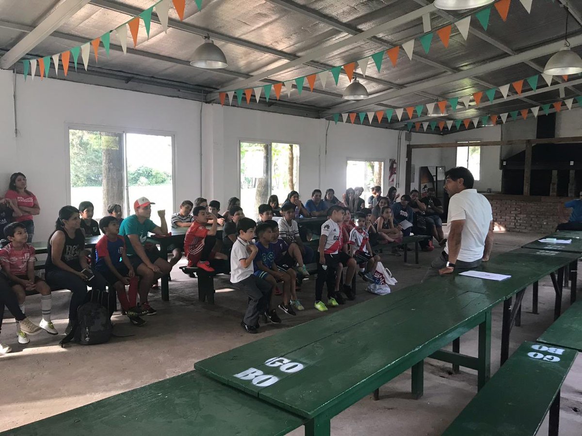 FundacionRiver's tweet photo. Los chicos de nuestra escuelita de #TomandoValor de Hurlingham tuvieron el privilegio de escuchar a Guillermo Rivarola, ex jugador de @carpoficial, y aprender la importancia del respeto en el fútbol. ¡Gracias por compartir tu testimonio con todos nosotros! 

#FomentandoValores https://t.co/yfwD5RzXhn
