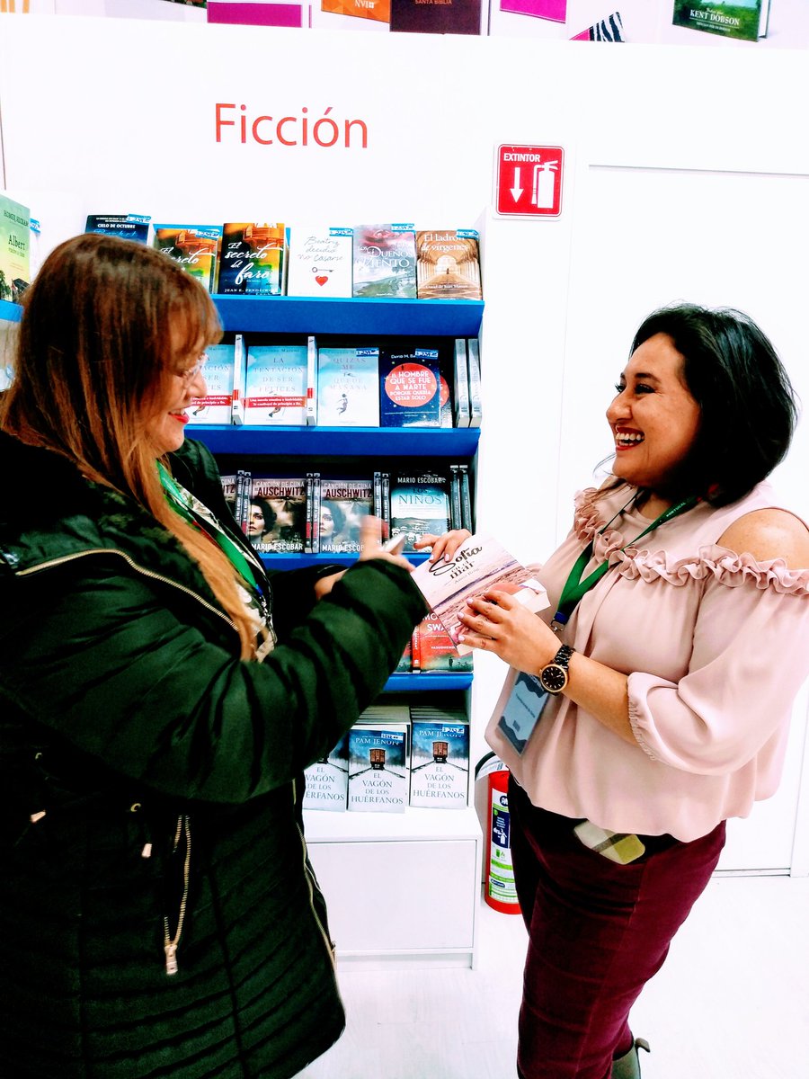 LetramiaRevista's tweet photo. En la #FILGuadalajara2018 conversamos con Anna Roig sobre su novela #SofíaEnElMar también nos compartió sus íntimos secretos lectores 😀📖😀.

@entintasepia @HarperCollinsMX https://t.co/orXn05r1uH