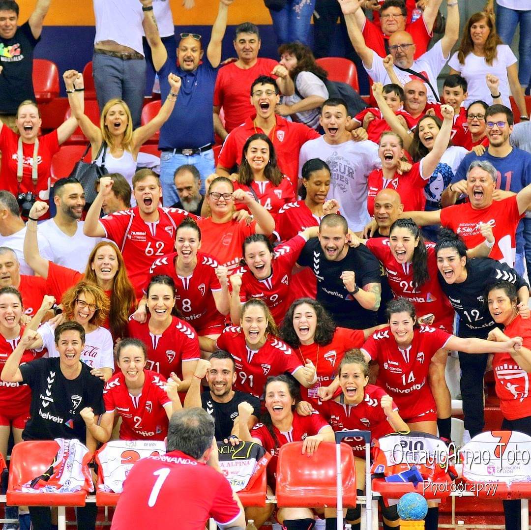 <a href="/bmalcobendas/">Balonmano Alcobendas</a> @SecinGroup <a href="/Helvetia_ES/">Helvetia Seguros España</a> <a href="/ClubPAlcobendas/">Club Patín Alcobendas</a> Hoy en <a href="/deportecmadrid/">Deporte▪️Comunidad de Madrid</a> junto @ALCBDS_Ayto hemos recogido una placa conmemorativa por el ascenso a DHF el pasado mayo. ¡Gracias por el reconocimiento! Aunque no estábamos todas, <a href="/Celialopez8/">Celia López Garrido</a> <a href="/Ruty95/">Ruth Prieto</a> <a href="/IngaFeuchtmann/">Inga</a> y Yunis formáis y siempre formaréis parte de esto ❤️ #OEDM