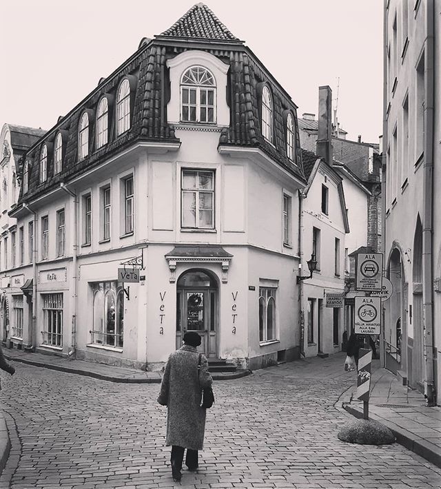 viaggiconme's tweet photo. ✨Una mattina di novembre, passeggiando nella città vecchia di Tallinn✨

#balticstates #balticsea #estonia #tallinn #blackandwhite #oldtown #medievaltimes  #viaggiconme https://t.co/4Sjy2XVRZa https://t.co/1fEKBrAElv