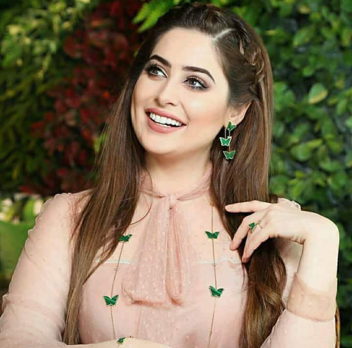 ﻳﺎﺑﻨﺖ ﻳﻜﻔﻲ ﺷــــﻮﻱ ﻣــﺪﺭﻱ ﻋﻼﻣـــﻚ
ﻧﺎﻭﻱ ﻋﻠﻰ ﻗﺘﻠـﻲ ﻭﻳﻔــــﻮﺕ ﺑــﻲ ﻓــﻮﺕ

ﻫﺬﺍ ﺟﻤﺎﻟﻚ ﺯﺍﺩﻧـــــﻲ ﻓــــﻲ ﻏﺮﺍﻣــﻚ
ﺑﺎﺍﻟﻮﺻﻒ ﻛﻨﻪ ﺻﺎﺑﻨــﻲ ﺳﺤﺮ ﻫـﺎﺭﻭﺕ