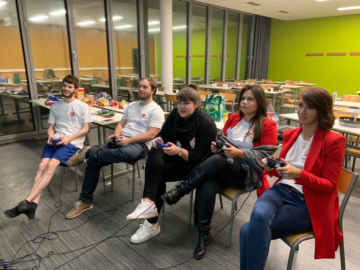Charlott_TR's tweet photo. Quand #LaTeamKlee passe la nuit à  @Polytech_upsud ... #HackathonKlee #gamers @Klee_Group 😬🥳🎮 https://t.co/8nnC8NzP9n