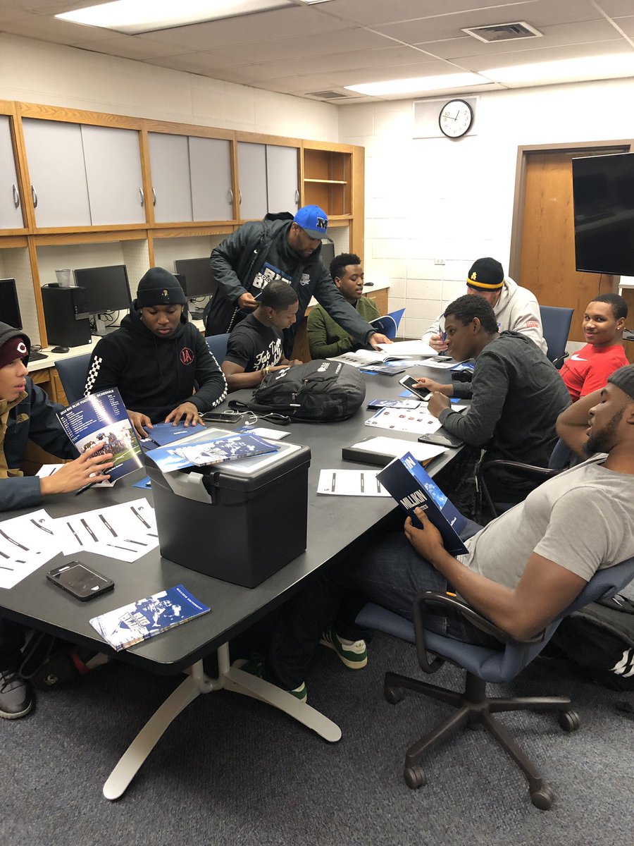 SinqueTurner's tweet photo. The off-season is getting busy for the Kenwood Academy Football Program. There is placement on the next level for all serious ball players if they not “Name Chasing” #FindYourFit #GoForFree #CutTheCheck #HorsePower https://t.co/SPHRmYtWJ6