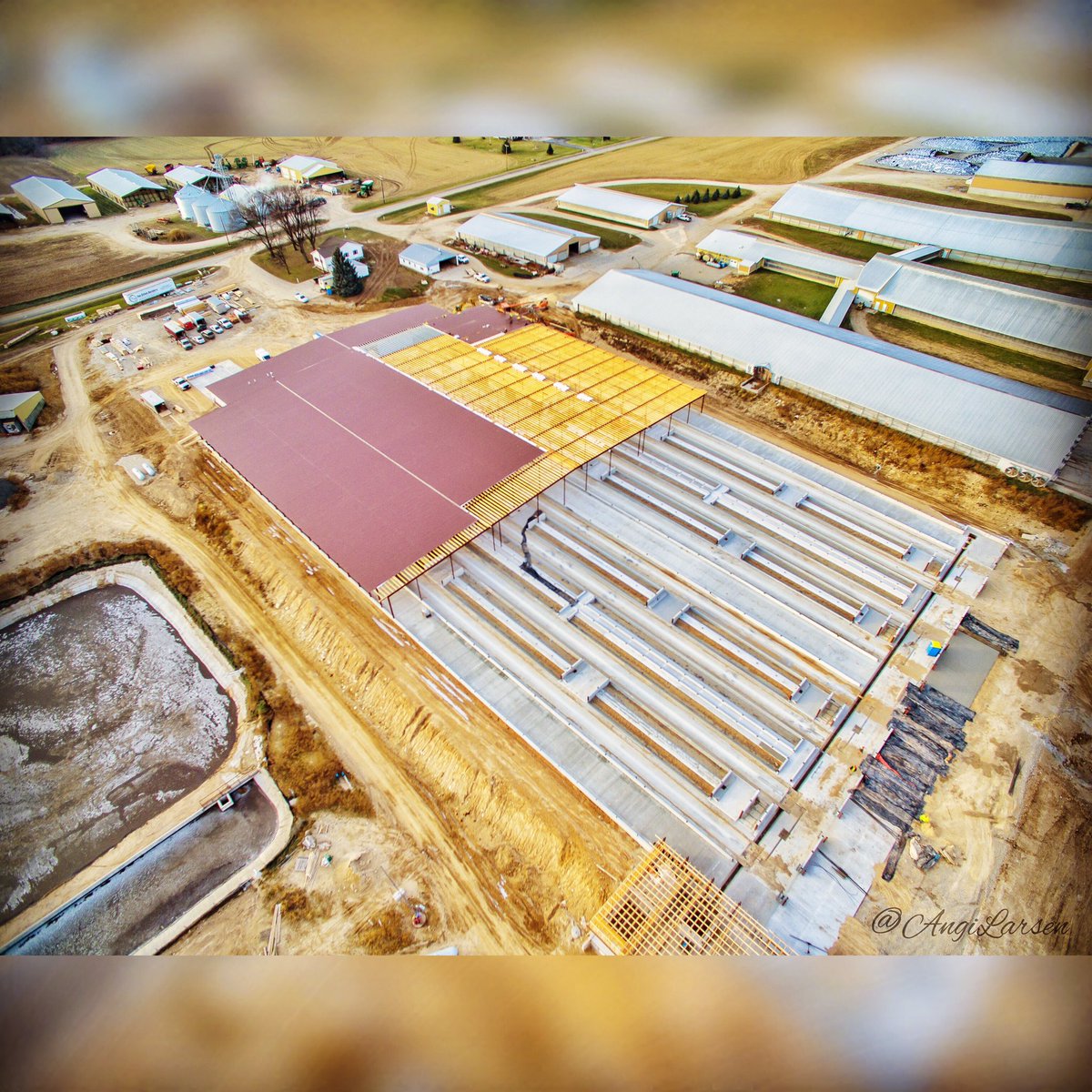 AngiLarsen's tweet photo. Jobsite progress view from above with the #DJIDrone 

#dji #construction #constructionphotography #jobsite #photography #djiphoto #dronephotography #wisconsinphotographer #dairyfarm #freestallbarn https://t.co/CRkbTU6Wb0