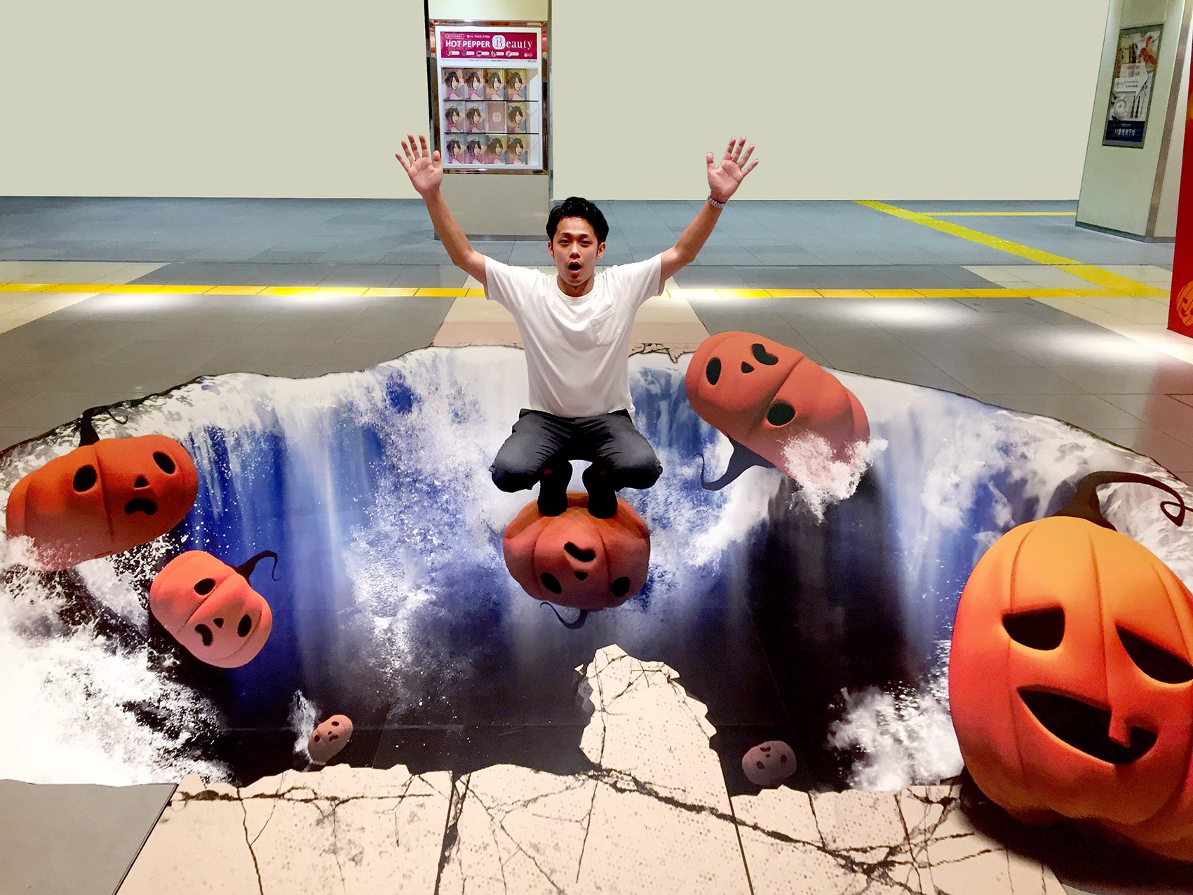 ハンズプロ株式会社 東京駅一番街のハロウィントリックアート 大型床作品です 落っこちそうで ゾクゾクしちゃいます 詳しくはこちら T Co 8jxmfwdn64 トリックアート 大型トリックアート ハロウィン17 フォトスポット