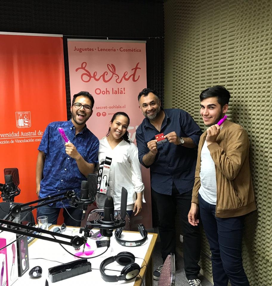 Hoy compartimos con Camila y Samuel de Sex Shop Secret Ooh lalá 📣 de #ValdiviaCL. Tuvimos una entretenida conversación sobre juguetes sexuales y alternativas para el disfrute de la sexualidad 🤩
Nos dieron regalos y algo para sortear en #MicrófonosCalientes así que atentxs!