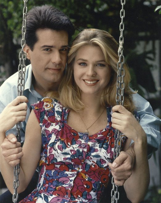 angfammiguel's tweet photo. Compartiendo esa foto que me encanto. La vi hoy en el sitio web de #teleprogramatv y que foto mas bella y hermosa. Nuestro @MDeLeon_Oficial junto a Sonya Smith!!! #Foto #MiguelDeLeón #SonyaSmith #MariaCeleste #Año1994 https://t.co/OdDNsD0bXW