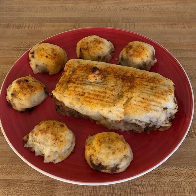 Gklavans's tweet photo. What I do  when I have spare time and my TV exploded!  Bbq seasoned ground turkey wrapped in garlic mashed potatoes #notv #culinary #culinarychemist #garlic #mashedpotatoes #tvwithdrawls #hell #yum #creative #creativecooking #foodporn #foodie #lifeinla #… https://t.co/vETIcbNmGn https://t.co/ilBc4NoyMo