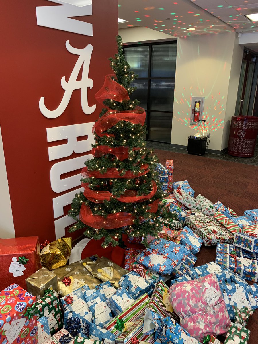 KevinAlmond6's tweet photo. For over 25 years The University of Alabama student athletes have supported Prison Fellowship’s Project Angel Tree in the Tuscaloosa community. @WarrenColeSmith @JBStonestreet @prisonfellowshp #40happychildren #favoritenight https://t.co/0us67PciV0