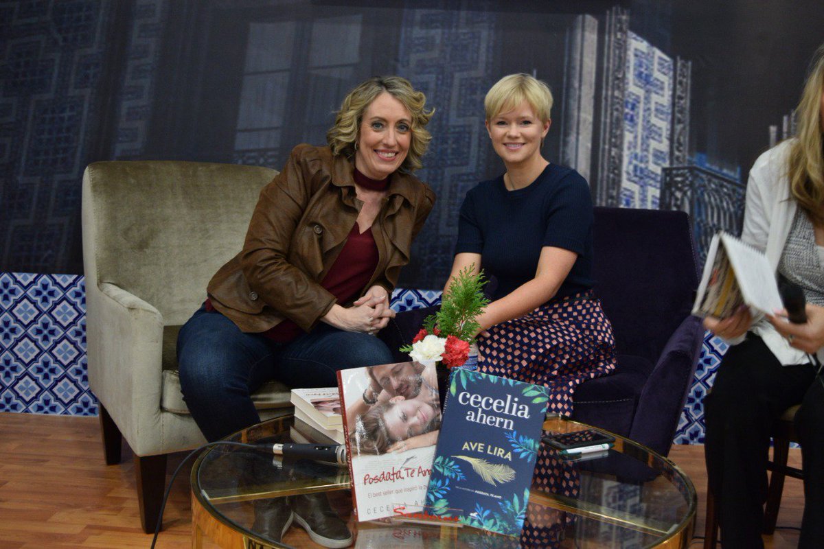 solosanborns's tweet photo. Qué honor conversar con @Cecelia_Ahern sobre sus libros, entre ellos el bestseller #PostdataTeAmo de @megustaleermex. No te pierdas nuestras #CharlasConCafé ☕ 📖 de mañana en la #FIL2018. @lapauliv 🦉#SanbornsEnLaFIL https://t.co/EWRRc8UEBB
