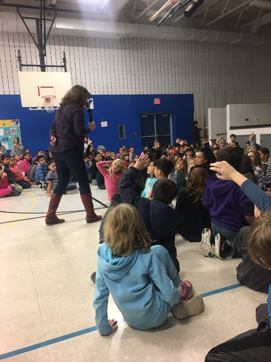 JenVincentTech's tweet image. Our day with @katemessner and #mgwolves was great! I love how the kids oohed and aahed and interacted with Kate.