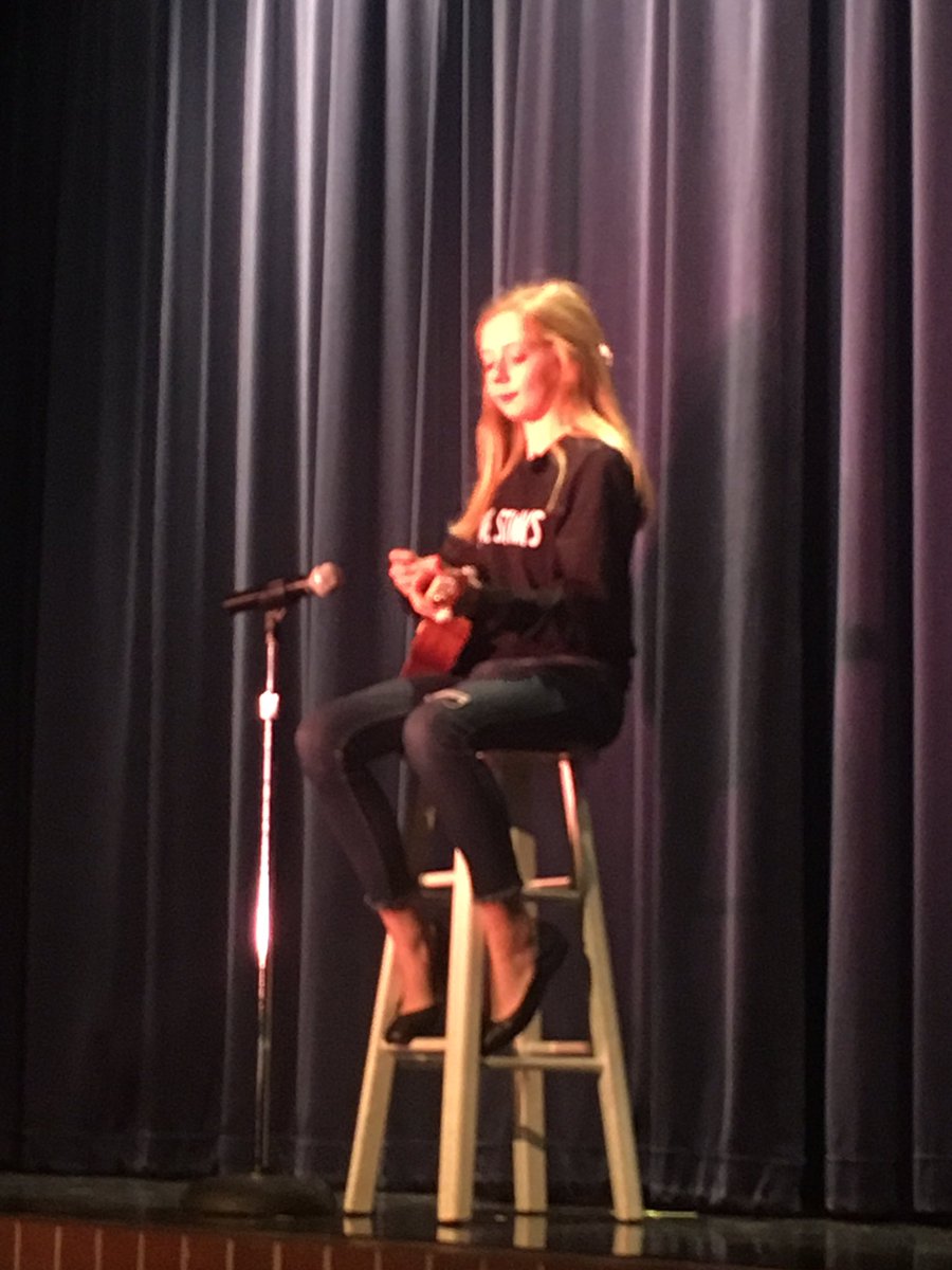 Her shirt may say “love stinks” but performance sure doesn’t. #flyerfollies