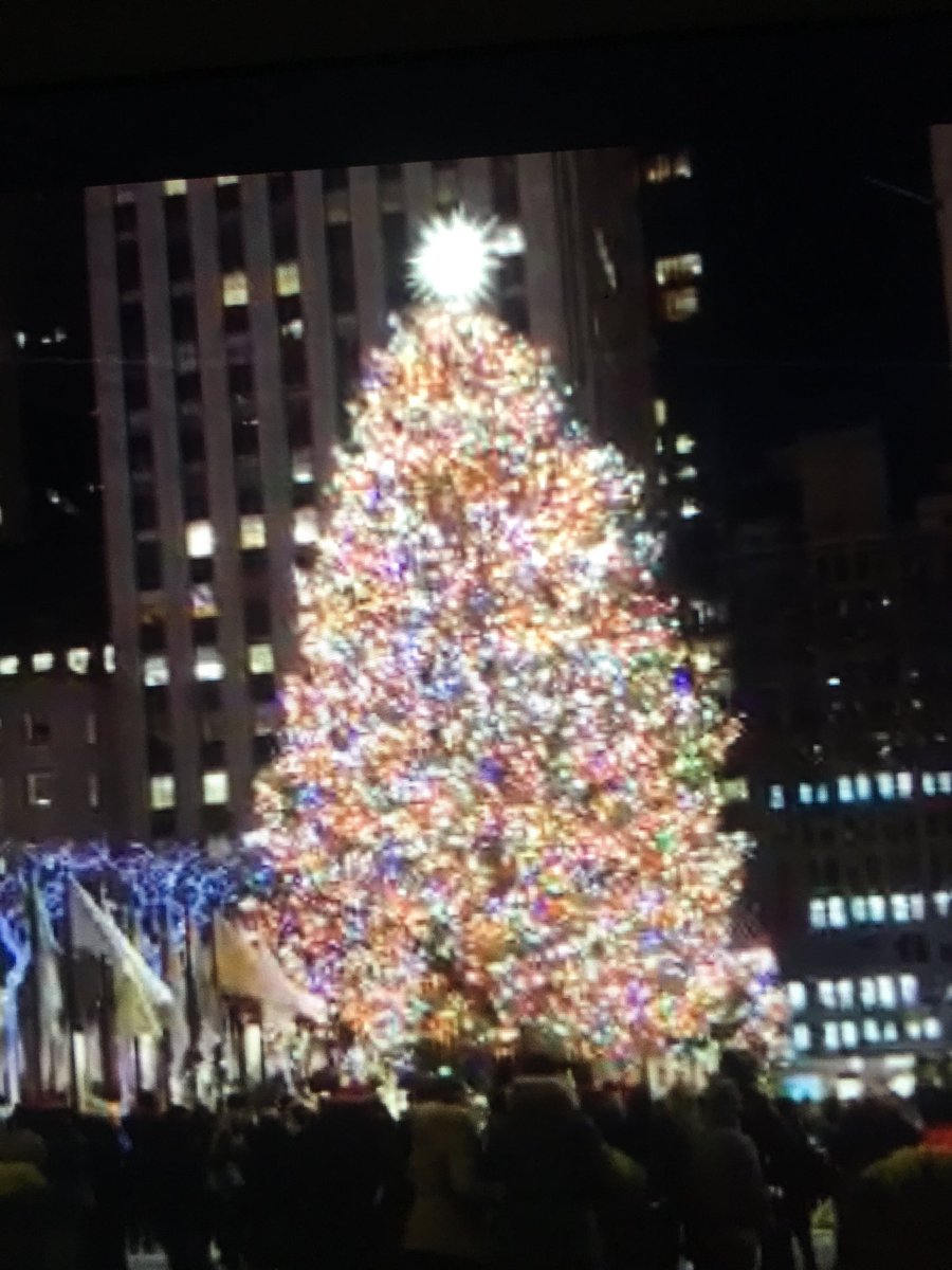 SoCalsingle's tweet image. ⁦@Dutchmazz⁩ #RockefellerCenterTreeLighting 🌲