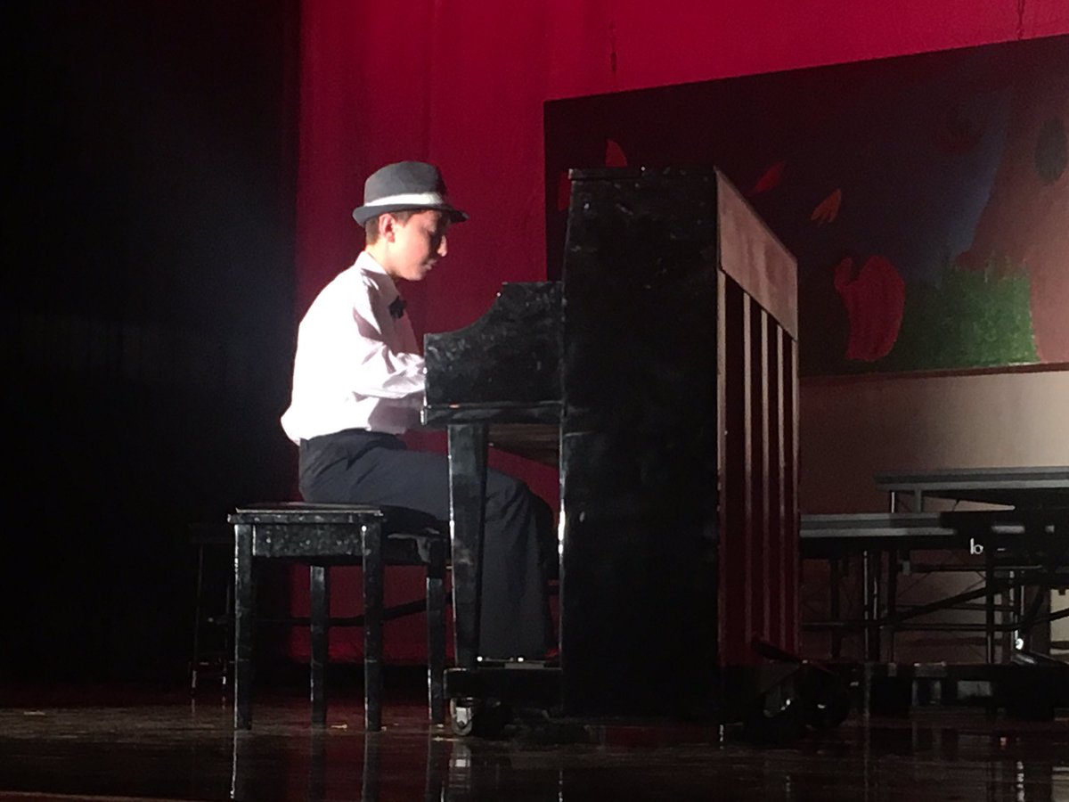 Hold on. A piano version of “Despacito”? And a fedora?! And a bow tie??!! Yes, please!! Cool act! 🥰#flyerfollies