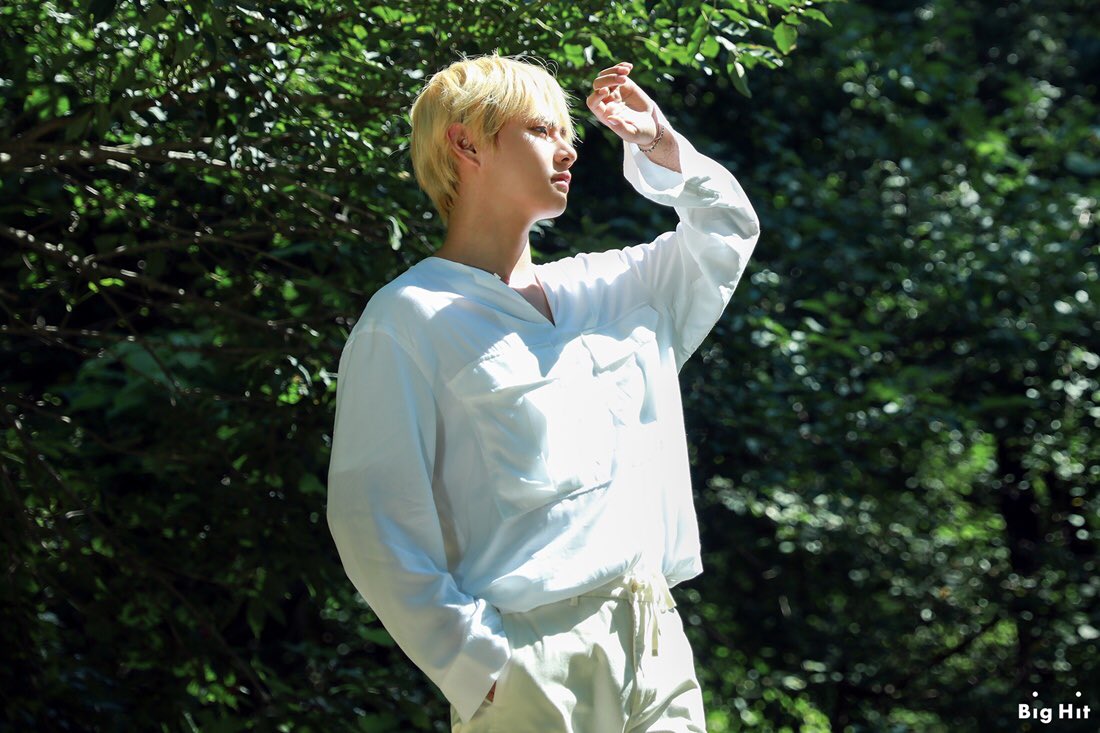taehyungpic's tweet photo. [ #BTS ] 2019 SEASON GREETING’S SHOOTING SKETCH - STARCAST ➀

#방탄소년단 #뷔 #태형 #BTS #V #taehyung @BTS_twt https://t.co/UBbgYtEUgz