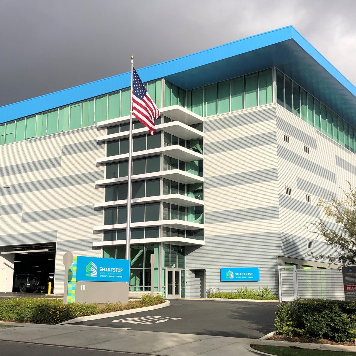 SmartstopAM's tweet image. The installation of the new flagpole at the corporate office is complete. #redwhiteandblue