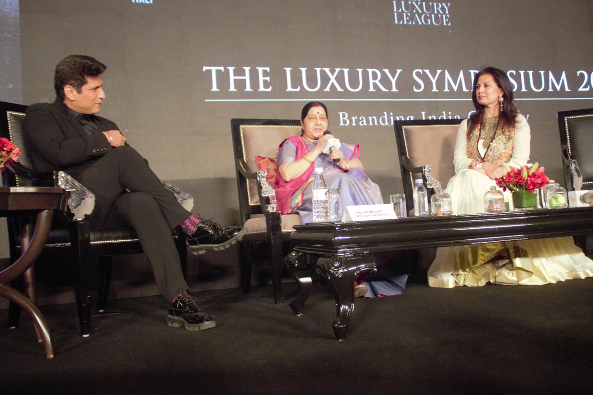 luxuryleagueind's tweet photo. Our traditional forms of craft become luxury in the hands of the designers ~ @sushmaswaraj at #TheLuxurySymposium2018.
 #TLS2018 #TheLuxuryLeague #ForTheLoveOfIndia @RajivMakhni @TheRituBeri https://t.co/mutwjXHJco