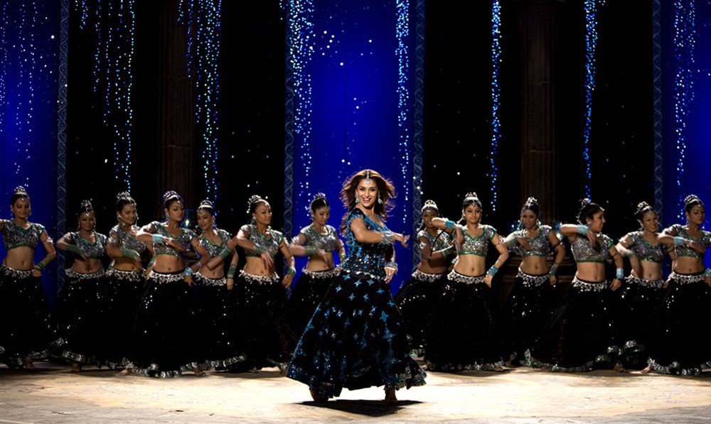 MadhuriDixit's tweet photo. Today marks #11YearsOfAajaNachle and it brings back so many memories from the sets. 🎥 It's a special film for me and will always remain close to my heart. Thank you for giving it so much love 🤗💝🙏🏼 https://t.co/XDoyOUnfeM