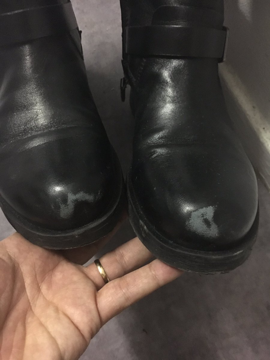 BenLola13's tweet image. @Geox @GeoxCares Here With my new boots : 2days old and looking like sh*** ! Seriously?! Big deception!! #ZeroQuality #FakeLeather #Geox
