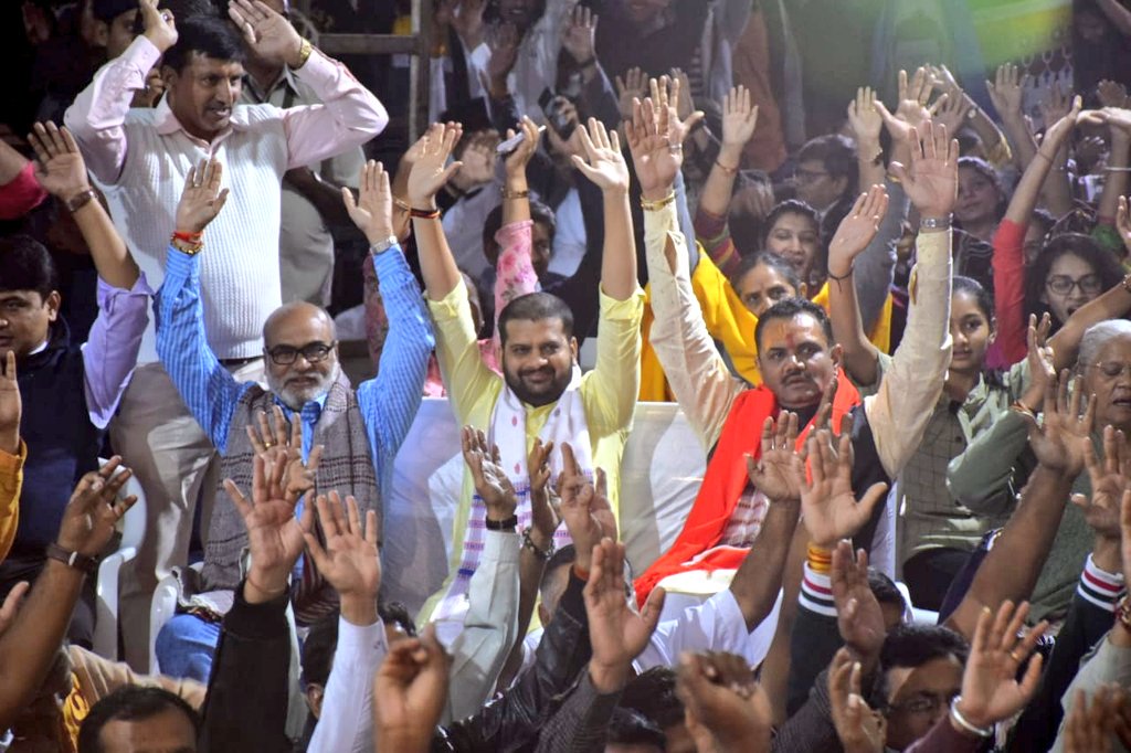 jitu_vaghani's tweet photo. શ્રી વિઘ્નેશ્વરી પરિવાર ચેરીટેબલ ટ્રસ્ટ આયોજિત શ્રીમદ્દ ભાગવત અમૃતધારા જ્ઞાનયજ્ઞમાં ઉપસ્થિત રહેવાનો લ્હાવો મળ્યો. પૂર્ણપુરુષોત્તમ શ્રી કૃષ્ણના જીવન કવનને તાદ્રશ્ય કરતા પ્રસંગોનું સુંદર આધ્યાત્મિક દ્રષ્ટાંતો આધિદૈવિક-આધિભૌતિક સાથે રસપાન કરતા ભાગવત આદર્શ જીવન જીવવાની કળા સમજાવે છે. https://t.co/KGcnF3X6Dj