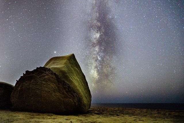 pineappleben's tweet photo. A rock and the milky-way •
•
•
•
•
#milkyway #astrophotography #milkywaychasers #stars #nightsky #natgeospace #milkywaygalaxy #nightscaper #astronomy #astrophoto #galaxy #universetoday #astro_photography_ #ig_astrophotography #nightscape #longexp… https://t.co/JQ7aBr0g8z https://t.co/6ZoRveKiKG