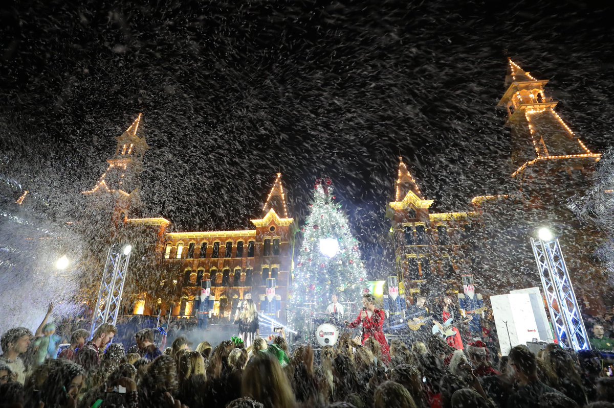 Baylor's tweet photo. Merry Christmas, Bears! 🐻🎄🎉#BaylorChristmas https://t.co/Ct7PlONRDU