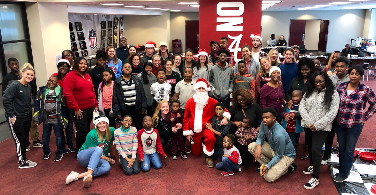 UA_SAAC's tweet photo. ✨🎶 It’s the most wonderful time of the year 🎶✨

Without a doubt‼️ #ProjectAngelTree holiday party is always a blast - way too many 😁😁😁 to count! 🎁🌲🎅
#PlatformToImpact https://t.co/uHxieWl6tw