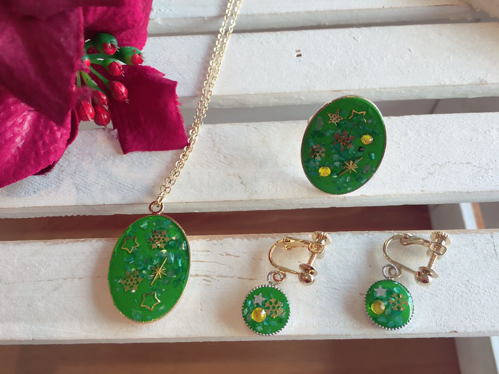 bonmine8937's tweet photo. こんにちは😃🎵 zakka bonmine🍀です

お店がクリスマスっぽくなりました🎵

新作レジンアクセサリーシリーズも作ってみましたよ✨✨

明るいグリーンのレジン液の中に入っている雪模様と星がポイントでとってもかわいいです😋💕 https://t.co/WCJDTAkzfX