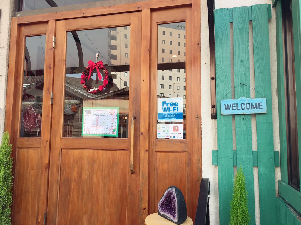 bonmine8937's tweet photo. こんにちは😃🎵 zakka bonmine🍀です

お店がクリスマスっぽくなりました🎵

新作レジンアクセサリーシリーズも作ってみましたよ✨✨

明るいグリーンのレジン液の中に入っている雪模様と星がポイントでとってもかわいいです😋💕 https://t.co/WCJDTAkzfX