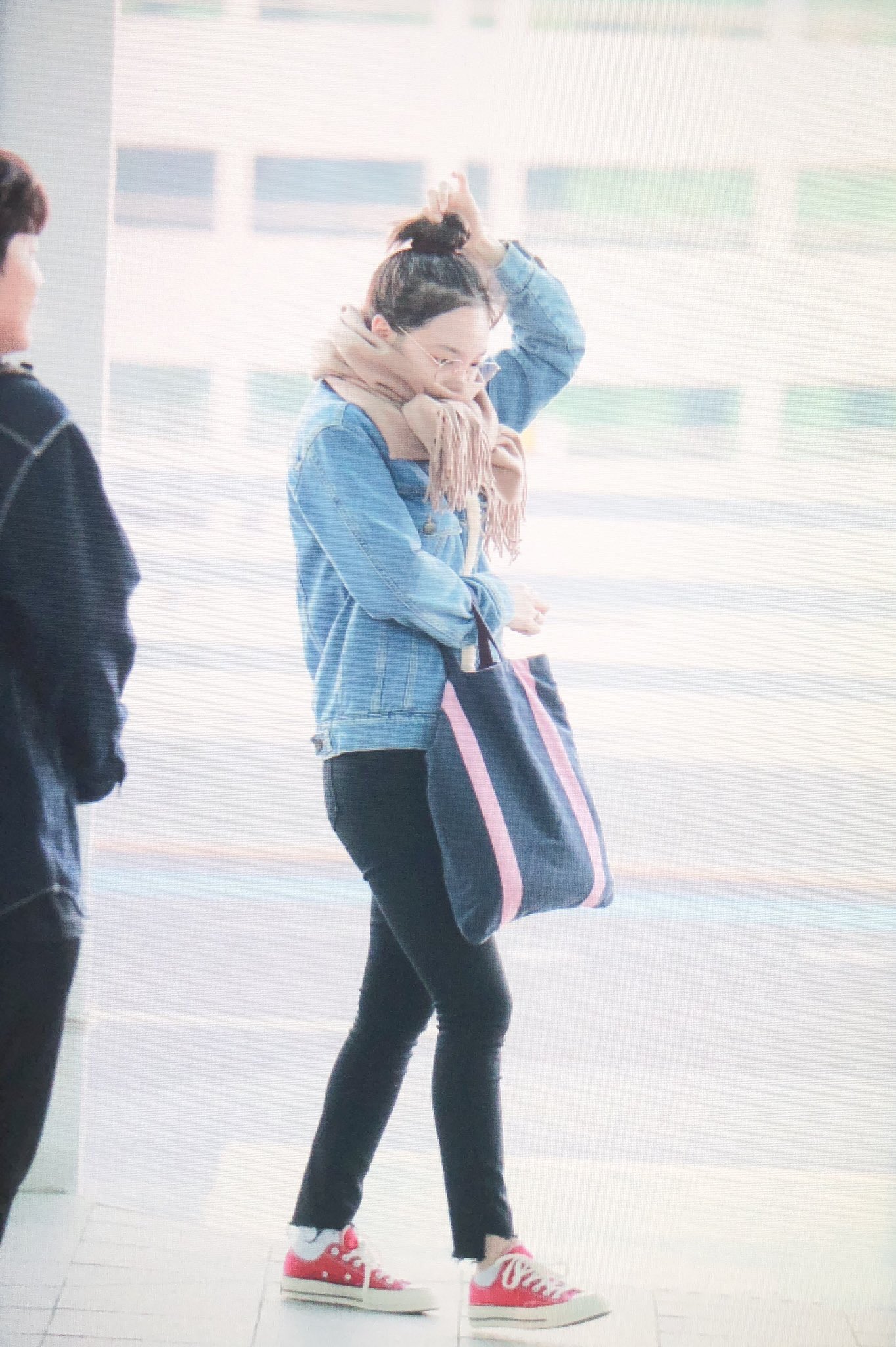 サブリー Twice패션 恒例の空港패션 総じて皆寒そう ナヨン可愛いお団子ヘア1番ナヨンのヘアスタイルで好き このburberryのバックよく持ってる 使いやすいのかな カジュアルで本当の空港ファッションって感じ上半身の色合いが好きだなぁ 赤い
