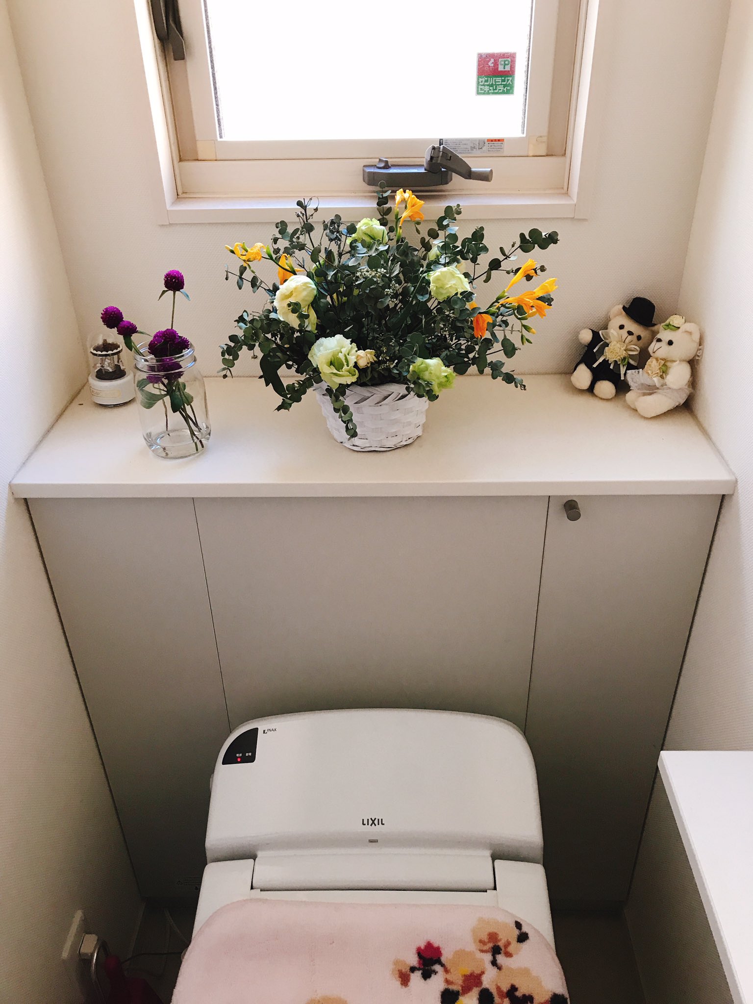 ぴなぱ Twitterren 猫が花を食べるのでトイレしか飾る場所がなく我が家で一番華やか もとい文字通り花やかな場所に でもトイレ行くたびちょっと気分あがります T Co Brmocigsi7 Twitter