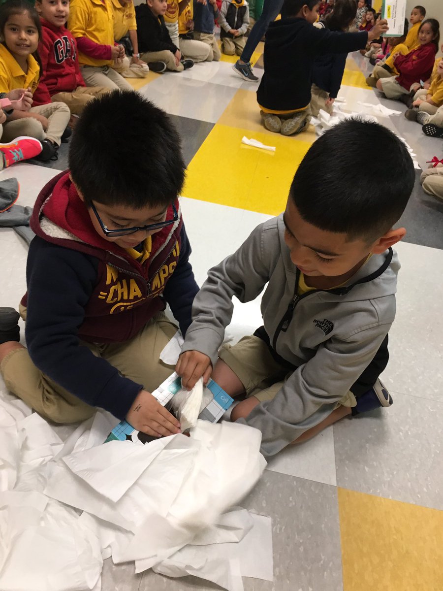 Ms_HodgeKG's tweet photo. Minute to win it kinder hallway rally game!!! So fun to watch. 😃#KinderJoy #KACDJoy #BroncosWon ✨ https://t.co/19NBFL06hd