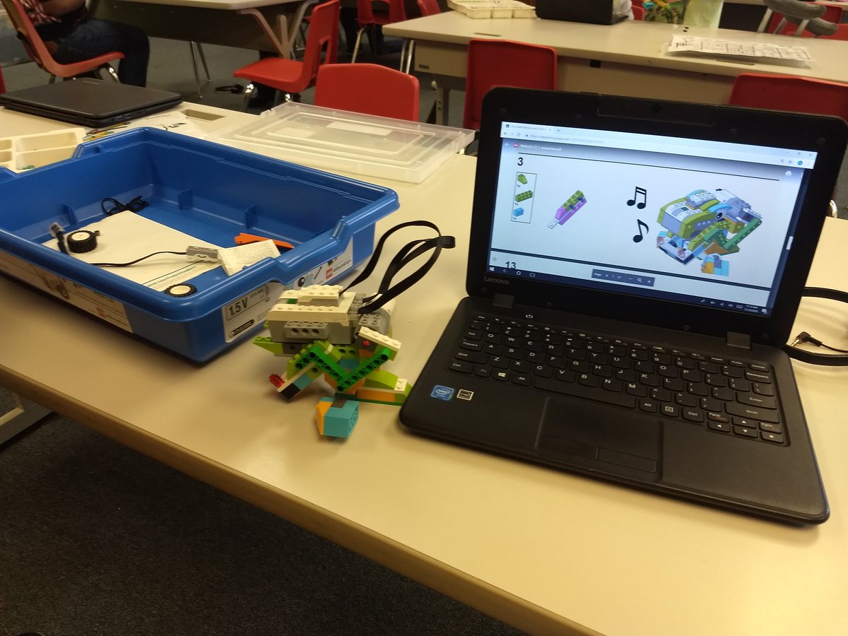 catplakorus's tweet image. 2nd grade working on dinosaur builds! #robotics #extrafun #21stcenturylearning
