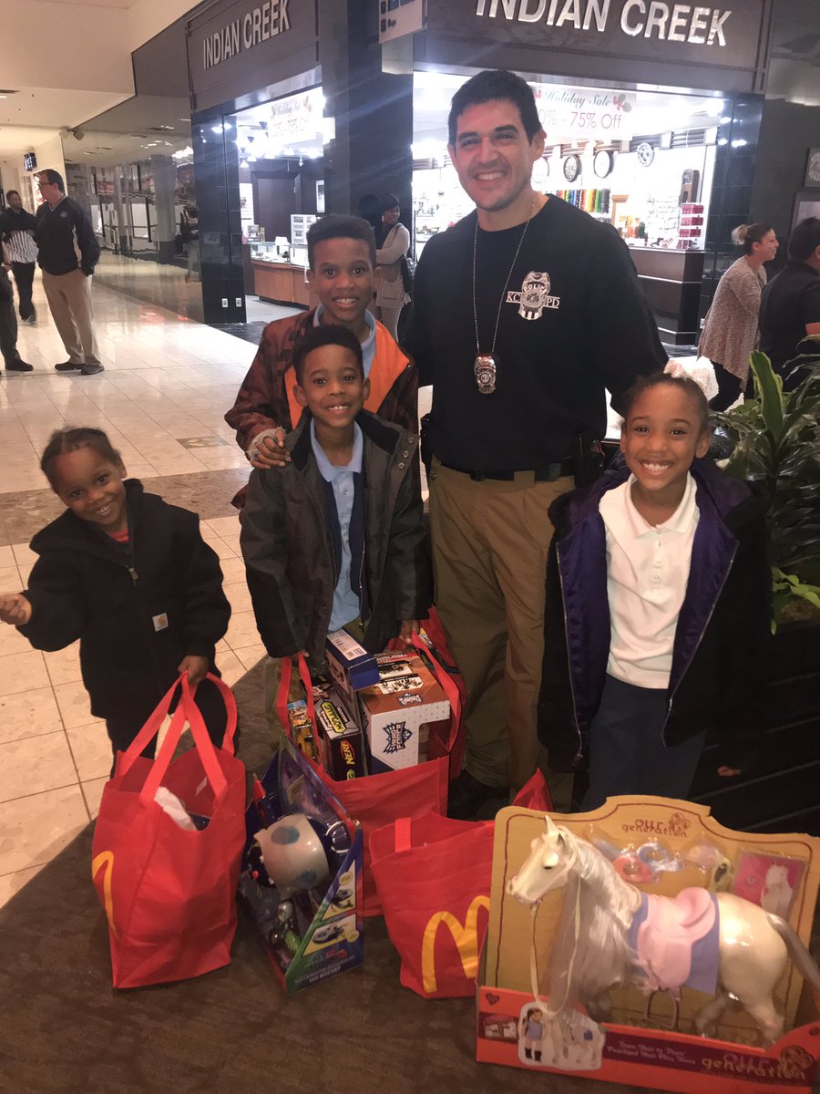 kcfop's tweet photo. Thank you @KCMcDonalds owner operators. Your generous donation made tonight possible. 218 local children, dozens of officers, a whole bunch of toys and smile after smile. @kckfop @kcpolice. https://t.co/75R1KFkTmx